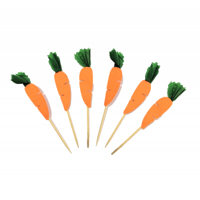 Seis palitos decorativos em forma de cenoura com papel laranja e verde