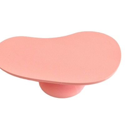 Prateleira rosa de parede com forma orgânica e base circular