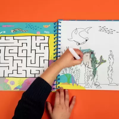 Livro infantil para colorir e labirinto com tema debaixo de água e criança a colorir