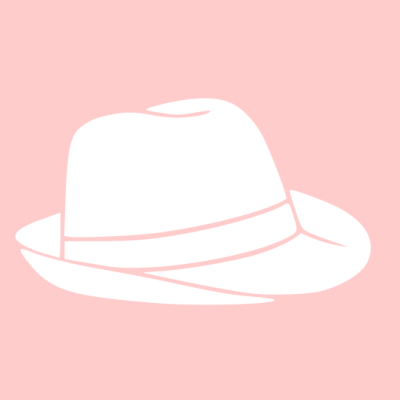 Chapéu branco de aba larga sobre fundo rosa