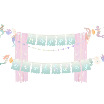 Decoração de festa com bandeirolas e figuras de sereias em tons azul, lilás e cor-de-rosa