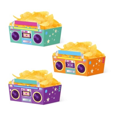 Caixas coloridas com design de rádio boombox contendo batatas fritas onduladas.