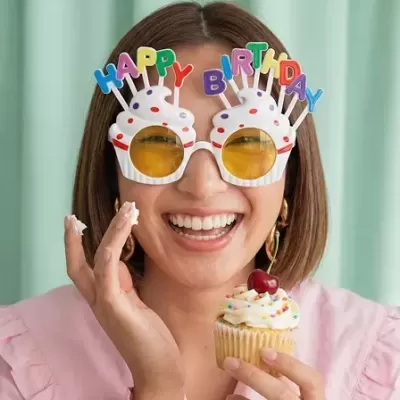 Óculos de aniversário coloridos em formato de cupcake e cupcake com cobertura e cereja.