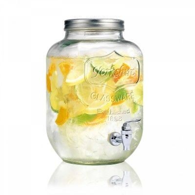 Recipiente de vidro com torneira e frutas para bebida