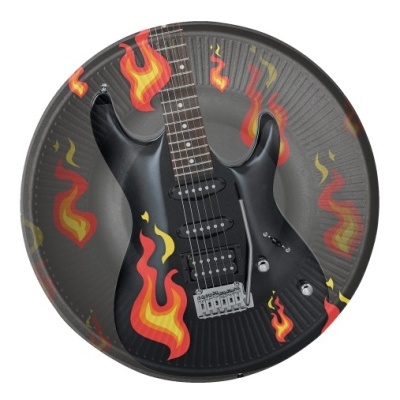Prato plástico com guitarra elétrica preta e chamas vermelhas e amarelas