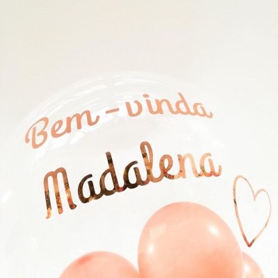 Balão transparente com mensagem de boas-vindas e balões cor de rosa dentro