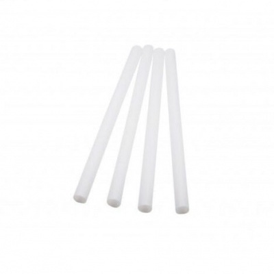 Quatro bastões brancos cilíndricos sobre fundo branco