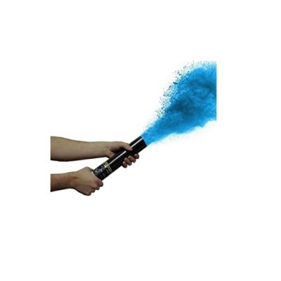 Mãos segurando tubo preto que lança pó azul no ar