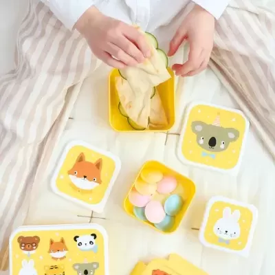 Conjunto de caixas de lanche amarelas e brancas com ilustrações de animais