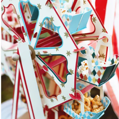 Roda-gigante decorativa em madeira com casinhas coloridas contendo snacks