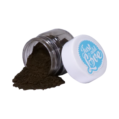 Frasco aberto com pó castanho escuro derramado ao lado e tampa branca com texto azul 'Just add Love'.