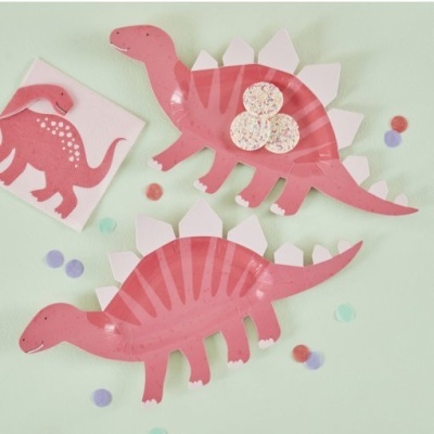 Pratos de festa em forma de dinossauros cor-de-rosa com espinhos brancos e guardanapo com estampa de dinossauro