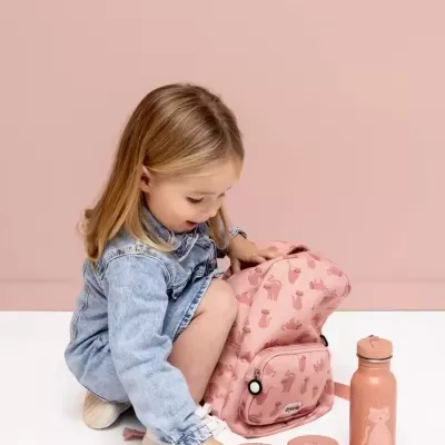Criança com mochila rosa estampada de gatos e acessórios correspondentes.