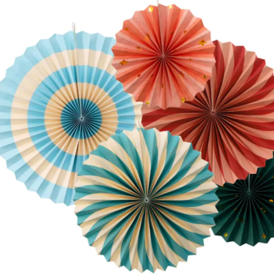 Decorações de papel coloridas em forma de leques circulares com padrões espiralados.