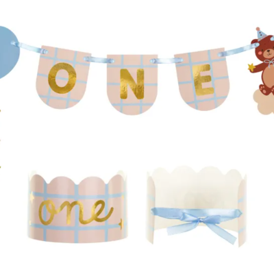 Decoração de festa de aniversário com bandeirolas e coroas azuis e bege