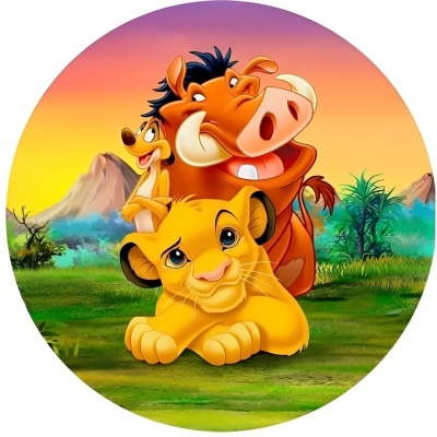Personagens Simba, Timão e Pumba sobre fundo de pôr do sol e paisagem natural