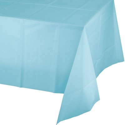 Toalha de mesa azul claro em plástico com textura lisa e dobras