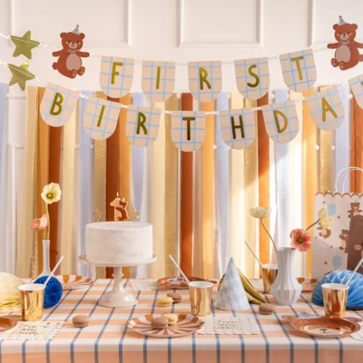 Decoração festa aniversário infantil com banner e bolo branco com número 1