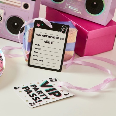 Cartões de convite de festa com texto em inglês e caixas de presente coloridas