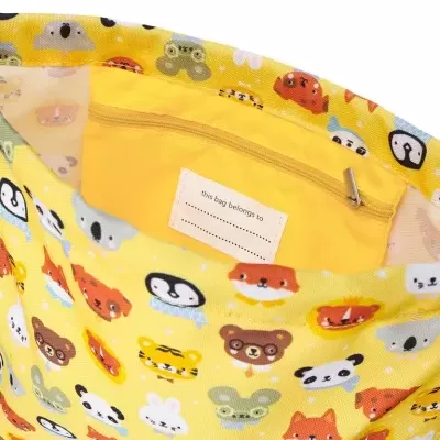 Saco amarelo com padrão de desenhos de animais e etiqueta interna para nome