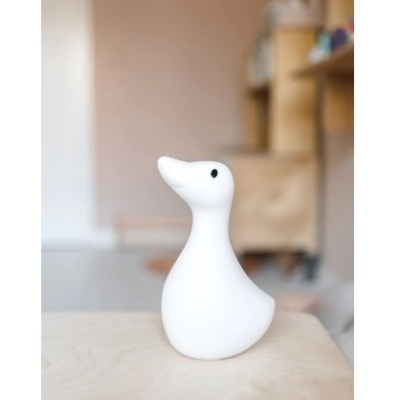 Figura decorativa de pato branco em madeira clara