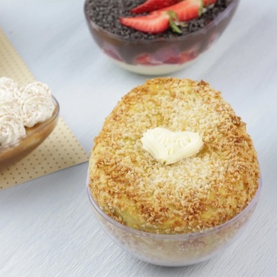 Taça de sobremesa com creme e crosta crocante decorada com creme em forma de coração