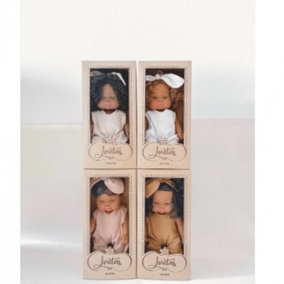 Quatro bonecas em caixas retangulares de cartão bege com janela transparente