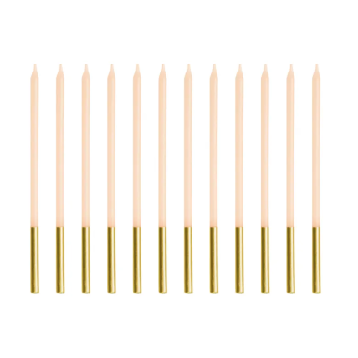 12 velas finas rosa claro com base dourada alinhadas