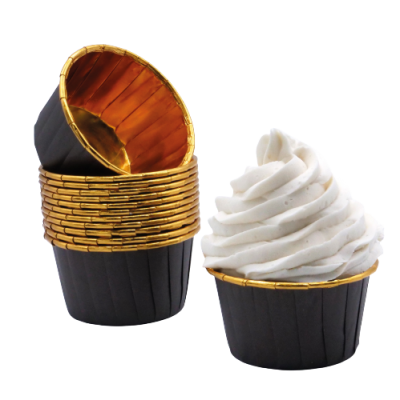 Forminhas pretas para cupcake com interior dourado e cobertura branca