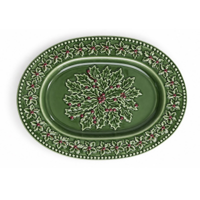 Prato oval verde com folhas de azevinho em relevo e bagas vermelhas.