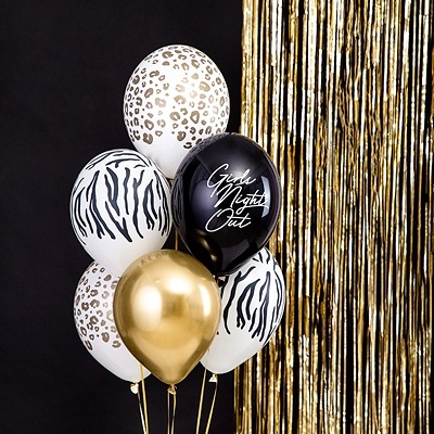 Balões estampados branco e preto com balão dourado e preto texto Girls Night Out, fundo preto e cortina dourada