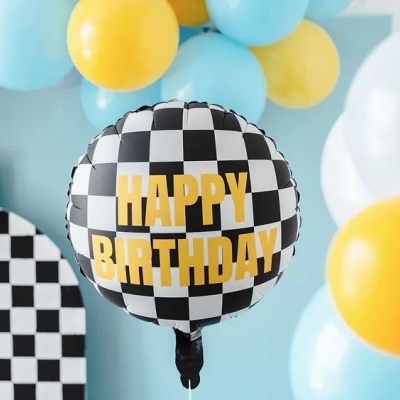 Balão redondo preto e branco com texto 'HAPPY BIRTHDAY' e balões coloridos ao redor