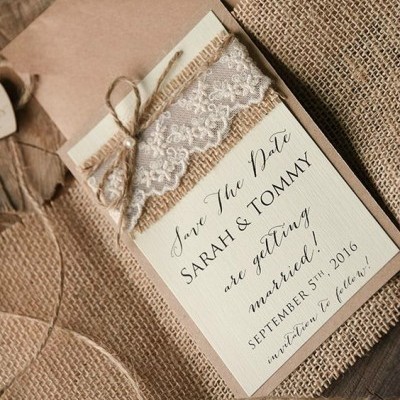Convite de casamento personalizado com renda e juta em fundo rústico