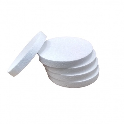 Cinco pastilhas redondas brancas empilhadas ligeiramente inclinadas, sobre fundo branco