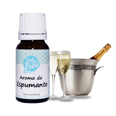 frasco de aroma de espumante ao lado de taças e balde com champanhe