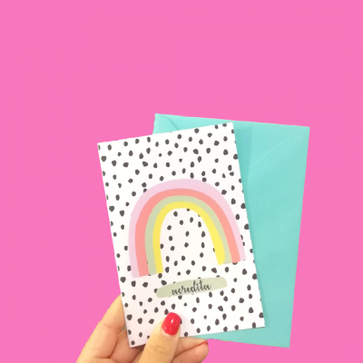 Cartão com padrão de manchas pretas e arco-íris pastel com envelope azul