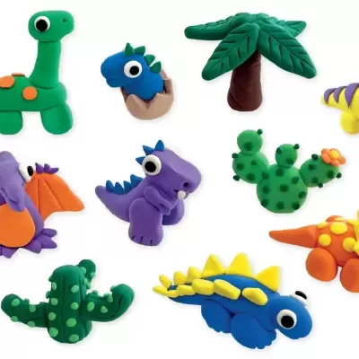 Figuras coloridas de dinossauros e plantas feitas em massa de modelar