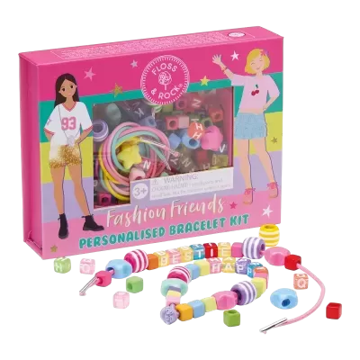 Kit para fazer pulseiras personalizadas com miçangas coloridas e cordões elásticos numa caixa rosa decorada