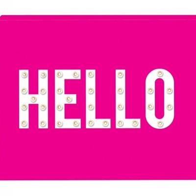 Caixa rosa com a palavra HELLO em branco com pequenos círculos dourados.
