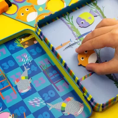 Jogo de tabuleiro infantil com peças magnéticas coloridas em forma de peixe