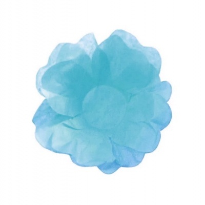 Flor decorativa azul claro feita de tecido translúcido com camadas suaves