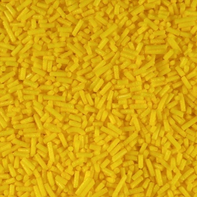 Confeitos de festa amarelos em pequenos cilindros