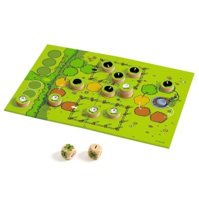 Jogo de tabuleiro verde com peças de ovelhas e dois dados de madeira.