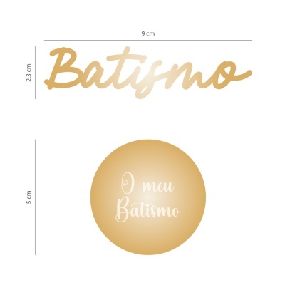 Decoração dourada com palavra e texto 'Batismo' relacionados a batismo