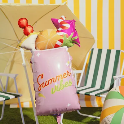 Balão insuflável rosa com texto Summer vibes e decoração de praia