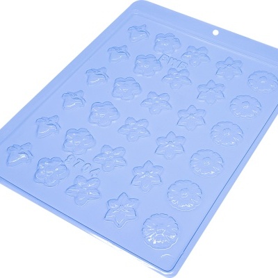 Forma plástica azul com moldes de flores para chocolate