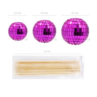 Bolas de espelho rosa e palitos de madeira em embalagem transparente