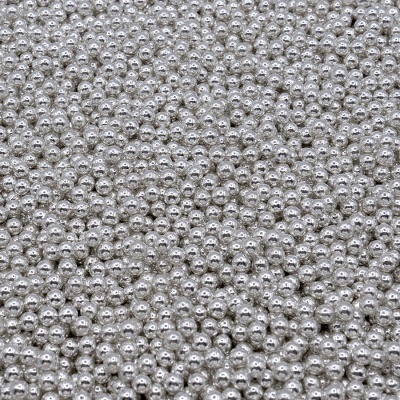 Muitas pequenas bolas metálicas prateadas brilhantes, distribuídas densamente