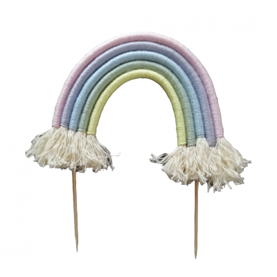 Arco-íris decorativo em fios coloridos montado em palitos de madeira