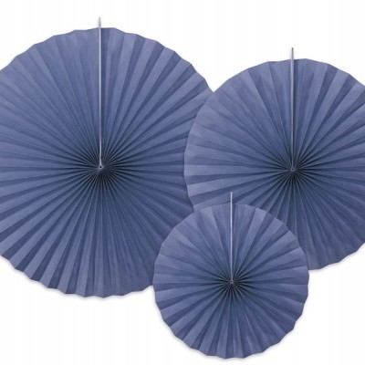 Três leques decorativos de papel azuis